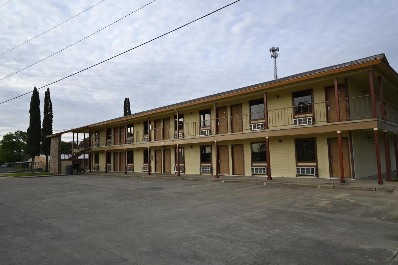 Coachway Inn Luling Exterior photo