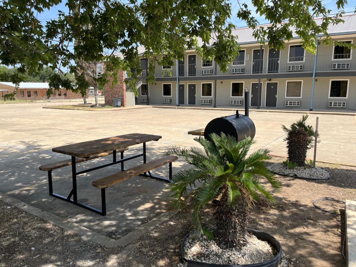 Coachway Inn Luling Exterior photo